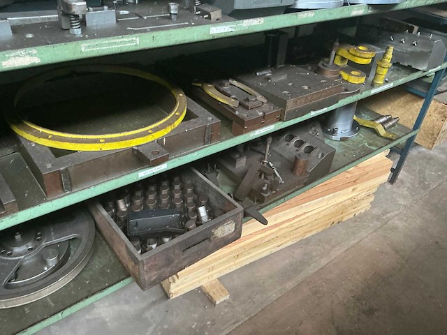 Rek met grote party tools - afbeelding 7 van  16