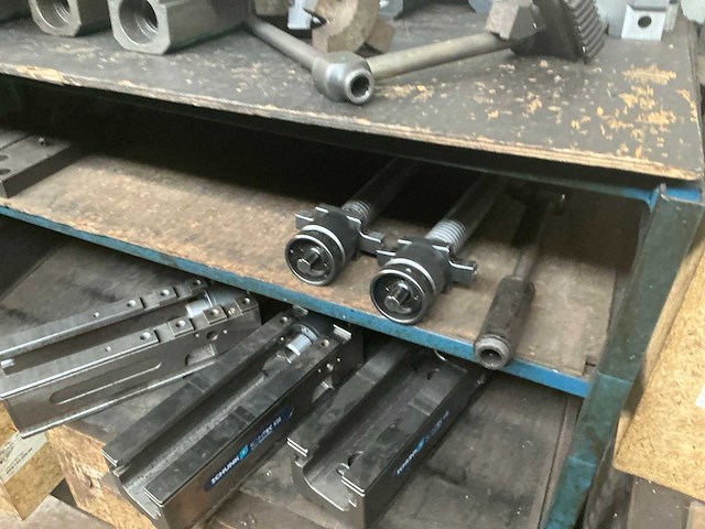 Rek met grote party tools - afbeelding 11 van  16