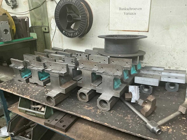 Rek met grote party tools - afbeelding 13 van  16