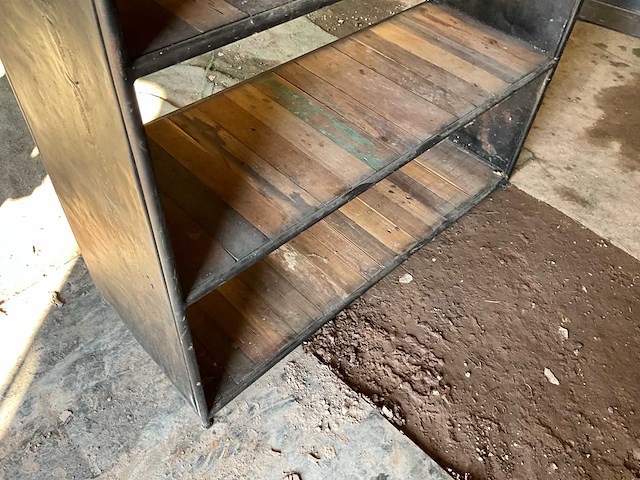 Rek met industriële look - afbeelding 8 van  8