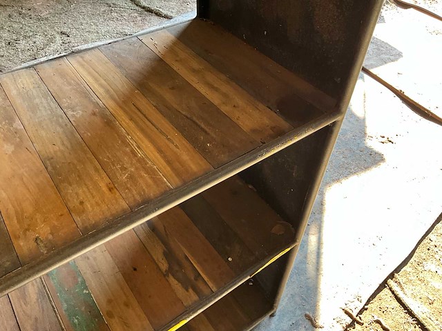 Rek met industriële look - afbeelding 2 van  5