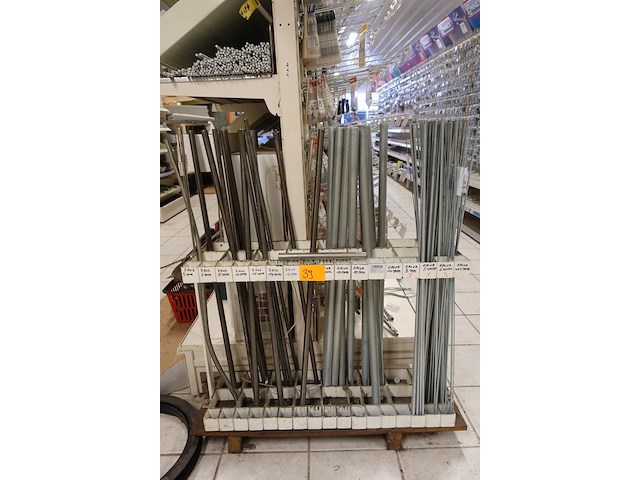 Rek met inhoud diverse draadstangen - afbeelding 1 van  5
