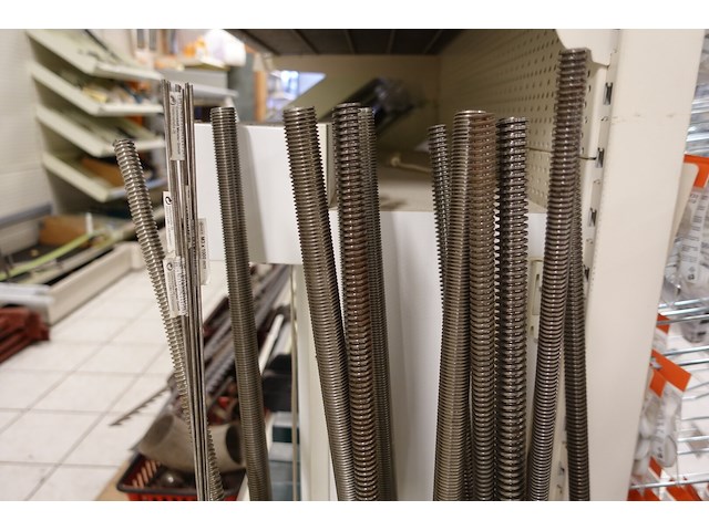 Rek met inhoud diverse draadstangen - afbeelding 2 van  5