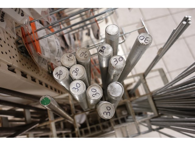 Rek met inhoud diverse draadstangen - afbeelding 4 van  5