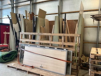 Rek met inhoud diverse plaatmateriaal