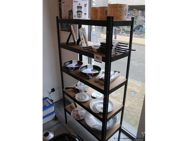 Rek met inhoud wo. pannen - afbeelding 1 van  5