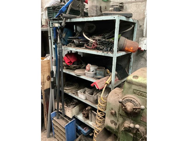 Rek met inhoud - afbeelding 1 van  4