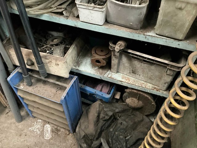 Rek met inhoud - afbeelding 2 van  4