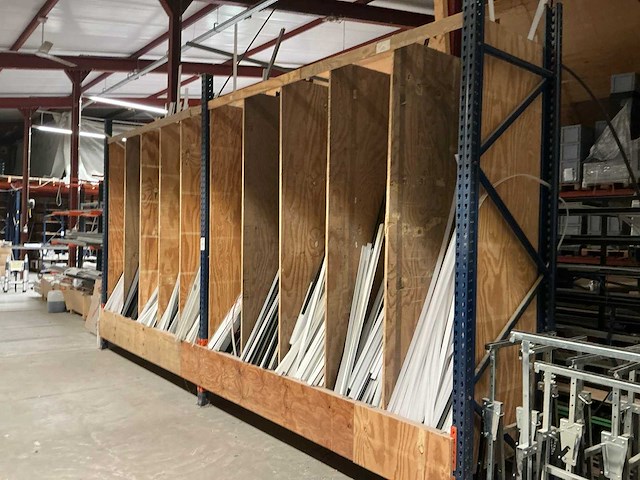 Rek met inhoud - afbeelding 2 van  8