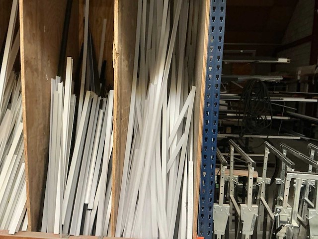 Rek met inhoud - afbeelding 3 van  8