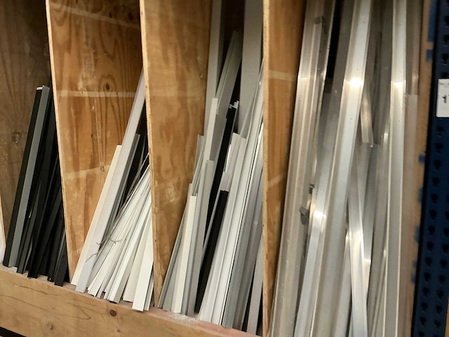 Rek met inhoud - afbeelding 7 van  8