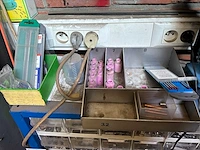 Rek met inhoud - afbeelding 4 van  4