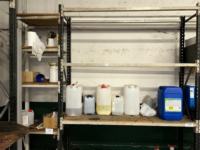 Rek met inhoud - afbeelding 1 van  6