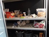 Rek met inhoud - afbeelding 1 van  1