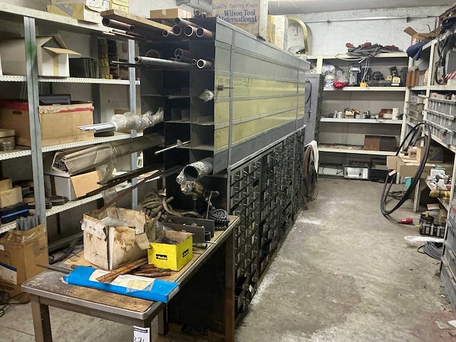 Rek met inhoud - afbeelding 1 van  6