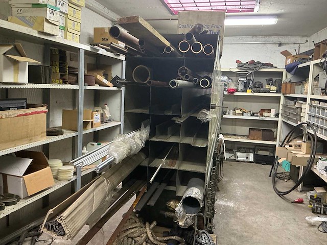 Rek met inhoud - afbeelding 2 van  6