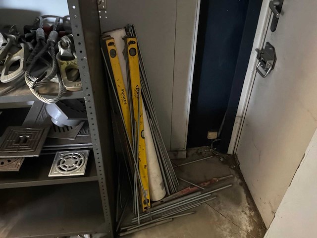 Rek met inhoud - afbeelding 7 van  11