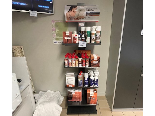 Rek met verzorgingsproducten - afbeelding 1 van  6