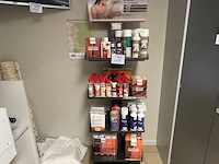 Rek met verzorgingsproducten