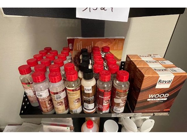 Rek met verzorgingsproducten - afbeelding 4 van  6