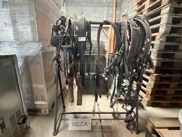 Rek + paardenbenodigdheden - afbeelding 1 van  9