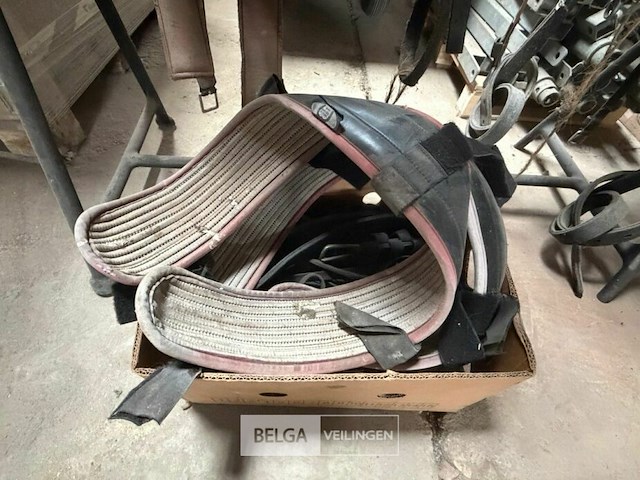 Rek + paardenbenodigdheden - afbeelding 2 van  9