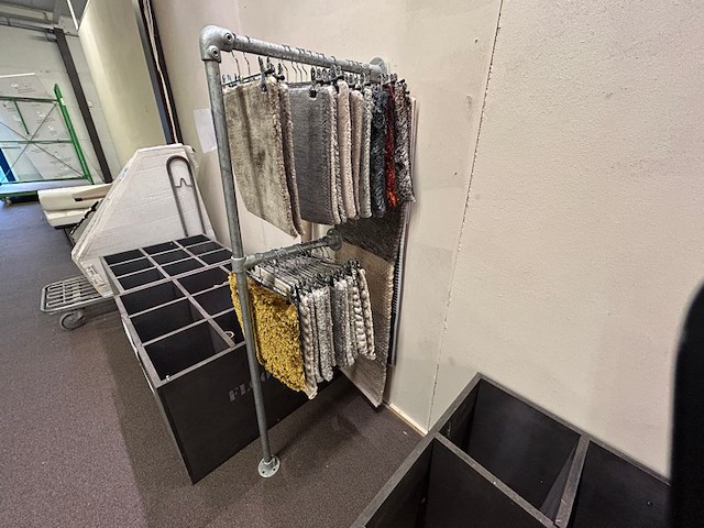 Rekje, kapstokken, stalen van tapijten - afbeelding 1 van  3