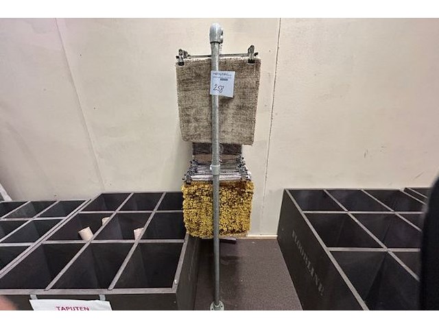 Rekje, kapstokken, stalen van tapijten - afbeelding 2 van  3