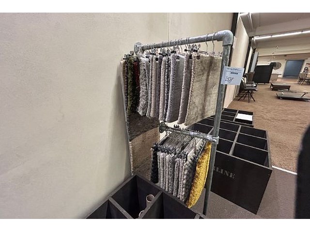 Rekje, kapstokken, stalen van tapijten - afbeelding 3 van  3