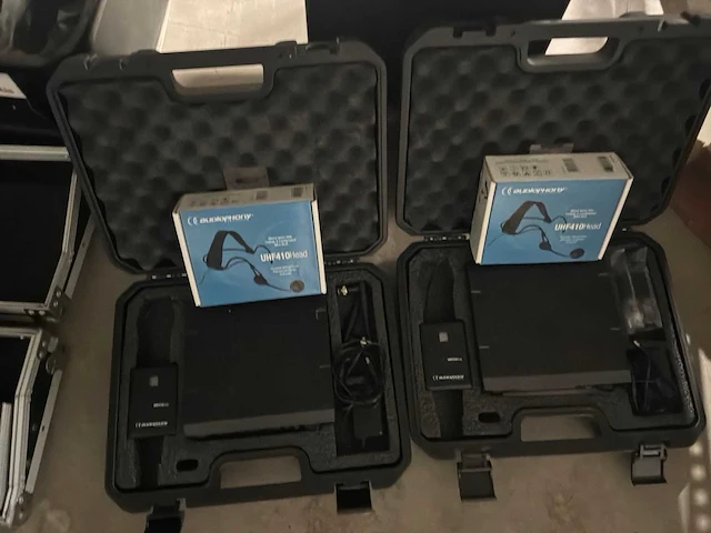 Rekken met diverse audio onderdelen en toebehoren - afbeelding 1 van  16
