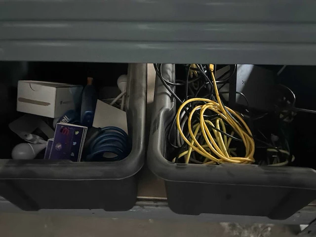 Rekken met diverse audio onderdelen en toebehoren - afbeelding 5 van  16