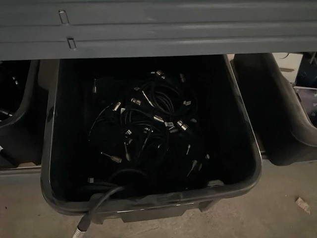 Rekken met diverse audio onderdelen en toebehoren - afbeelding 6 van  16