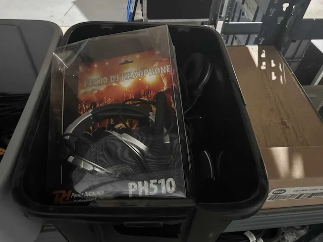 Rekken met diverse audio onderdelen en toebehoren - afbeelding 10 van  16