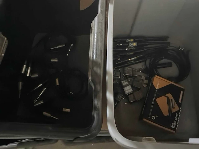 Rekken met diverse audio onderdelen en toebehoren - afbeelding 12 van  16
