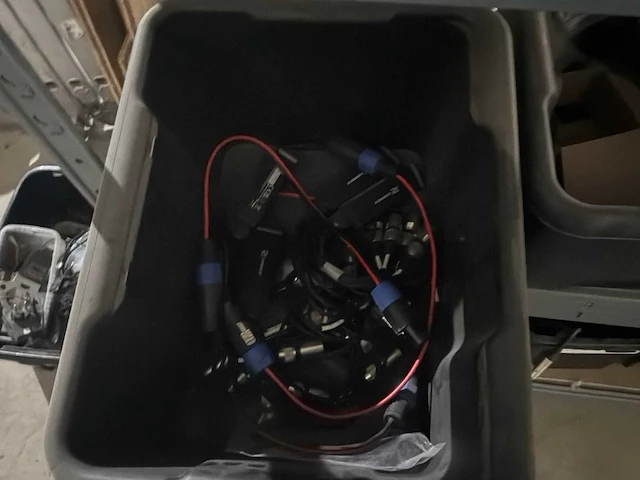 Rekken met diverse audio onderdelen en toebehoren - afbeelding 13 van  16