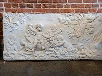 Reliëfpaneel pleisterwerk engelentafereel leeuwenkop - afbeelding 1 van  2