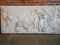 Reliëfpaneel pleisterwerk engelentafereel - afbeelding 1 van  2