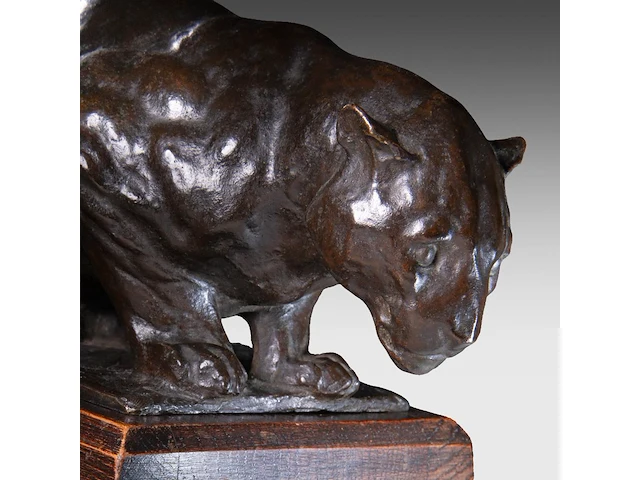 Rembrandt bugatti (1884-1916), 'jaguar accroupi (petit modèle)', patinated bronze, cast by a.a. hébrard, n° 18/51 10.5 x 19.6 cm. (4.12 x 7.71 in.), frame: 13.5 x 17.5 cm. (5.30 x 6.88 in.) - afbeelding 2 van  15