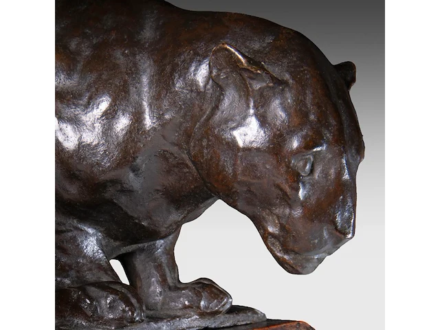 Rembrandt bugatti (1884-1916), 'jaguar accroupi (petit modèle)', patinated bronze, cast by a.a. hébrard, n° 18/51 10.5 x 19.6 cm. (4.12 x 7.71 in.), frame: 13.5 x 17.5 cm. (5.30 x 6.88 in.) - afbeelding 6 van  15