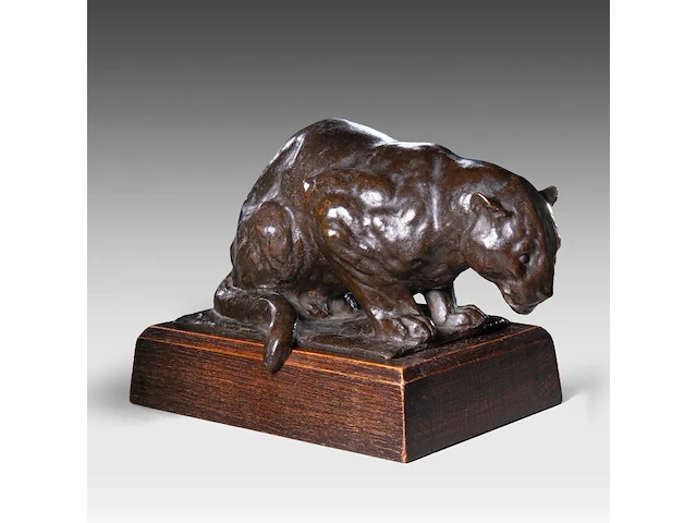 Rembrandt bugatti (1884-1916), 'jaguar accroupi (petit modèle)', patinated bronze, cast by a.a. hébrard, n° 18/51 10.5 x 19.6 cm. (4.12 x 7.71 in.), frame: 13.5 x 17.5 cm. (5.30 x 6.88 in.) - afbeelding 1 van  15
