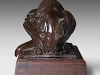 Rembrandt bugatti (1884-1916), 'jaguar accroupi (petit modèle)', patinated bronze, cast by a.a. hébrard, n° 18/51 10.5 x 19.6 cm. (4.12 x 7.71 in.), frame: 13.5 x 17.5 cm. (5.30 x 6.88 in.) - afbeelding 10 van  15
