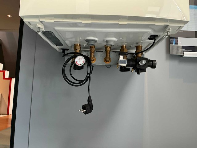 Remeha calenta condenserend gaswandketel + radiator - afbeelding 2 van  7
