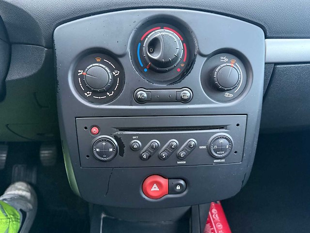 Renault - 2008 - clio - personenauto - afbeelding 12 van  19