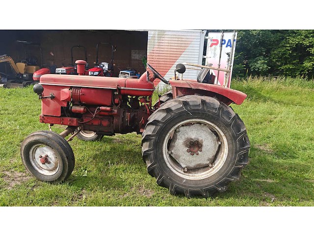 Renault - oldtimer tractor - afbeelding 1 van  6