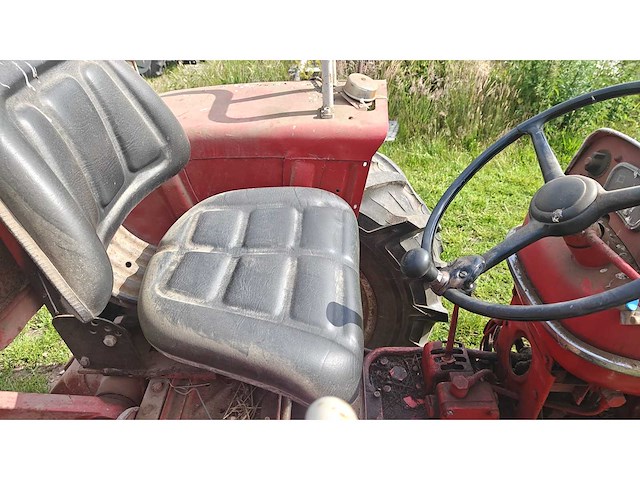 Renault - oldtimer tractor - afbeelding 3 van  6