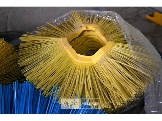 Renault veegwagen met itm johnston opbouw - afbeelding 9 van  25