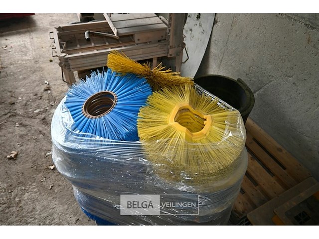 Renault veegwagen met itm johnston opbouw - afbeelding 10 van  25