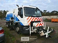 Renault veegwagen met itm johnston opbouw