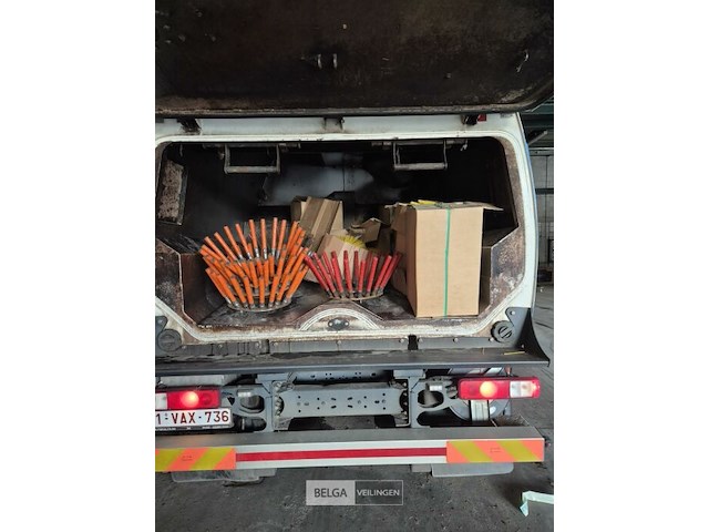 Renault veegwagen met itm johnston opbouw - afbeelding 21 van  25