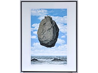 René magritte - le chateau des pyrenées - litho - ingelijst - afbeelding 1 van  5